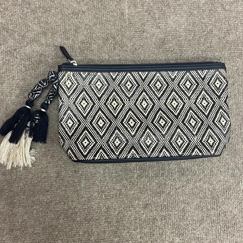 Black and Cream Wristlet‎